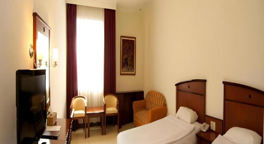 Karlita Hotel Tegal Eksteriør billede