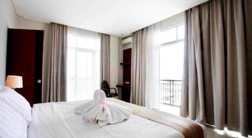 Karlita Hotel Tegal Eksteriør billede