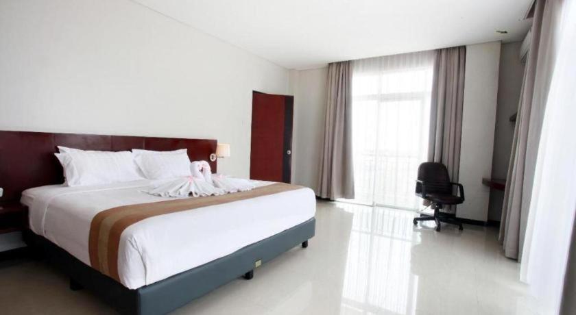 Karlita Hotel Tegal Eksteriør billede