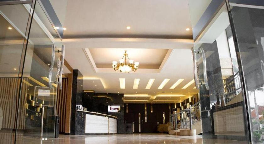 Karlita Hotel Tegal Eksteriør billede
