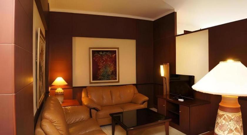 Karlita Hotel Tegal Eksteriør billede