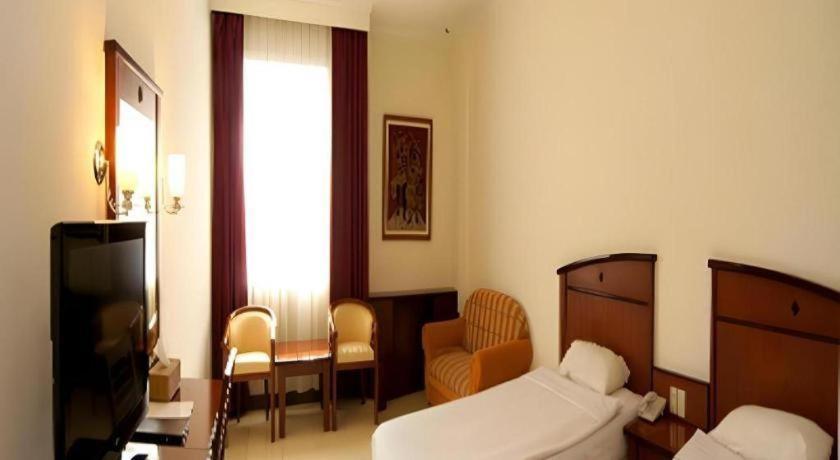 Karlita Hotel Tegal Eksteriør billede