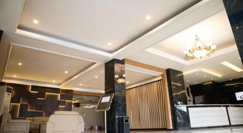 Karlita Hotel Tegal Eksteriør billede