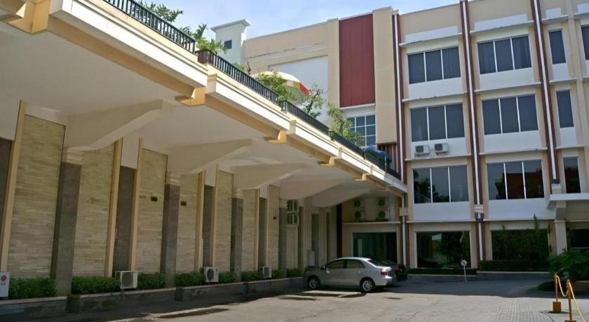 Karlita Hotel Tegal Eksteriør billede