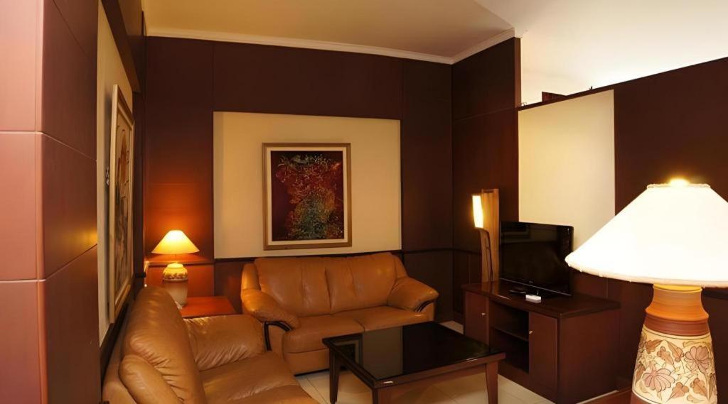 Karlita Hotel Tegal Eksteriør billede