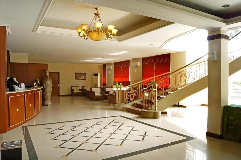 Karlita Hotel Tegal Eksteriør billede
