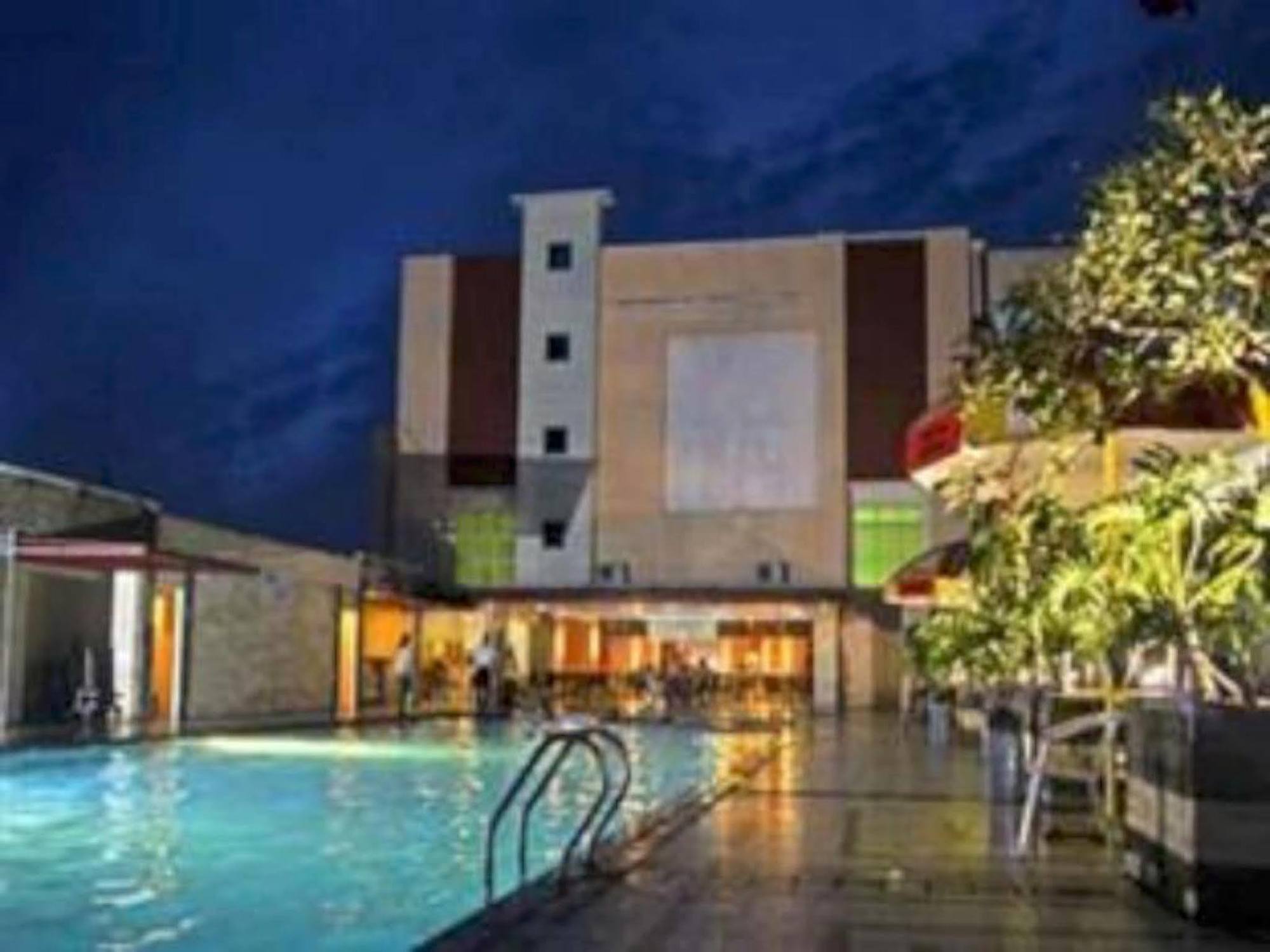 Karlita Hotel Tegal Eksteriør billede